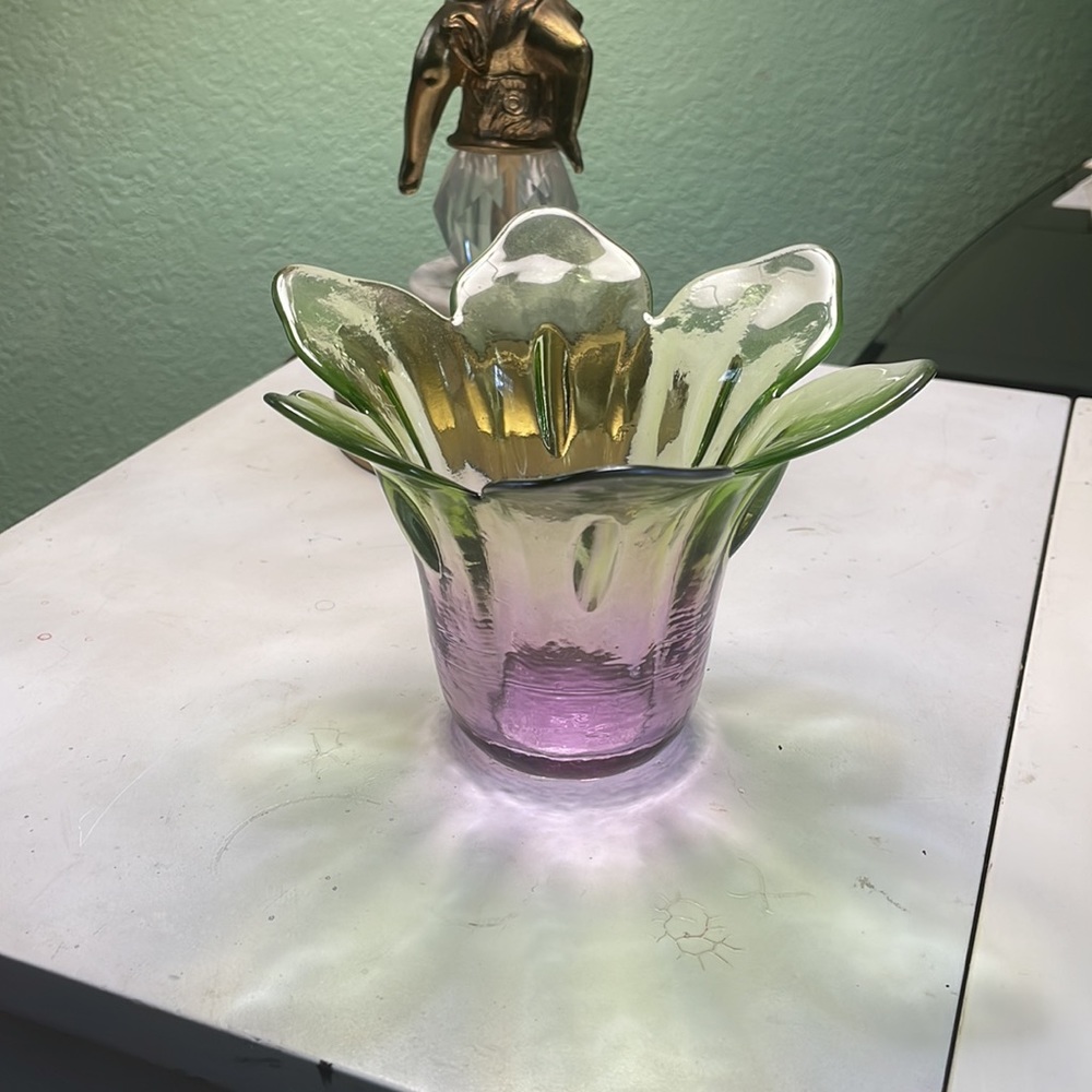VINTAGE VASE - Mid-Century
6 Petal Green & Purple Glass
Handkerchief Swung Vase‎